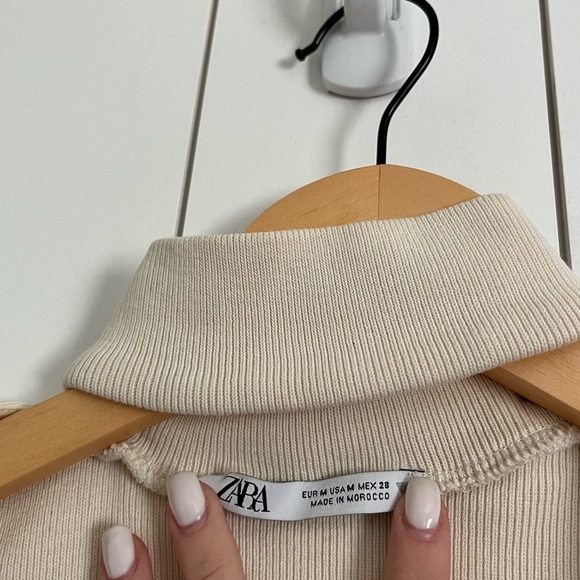 Zara Mock Neck Sleeveless Crop Top - Picture 2 of 3